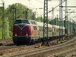 br-1-221-db-v-2001/544613/v-200-116-dieselt-hier-am V 200 116 dieselt hier am 07.05.2011 mit einem Sonderzug durch Hamburg-Harburg.