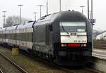 Auch hier ein neuer Anblick...ohne die sonst üblichen Auf/Anschriften dieselt die nun für Beacon Rail tätige 223 014-2(D-BRLL)mit ihrer NOB Richtung Hamburg aus Niebüll raus. 01.11.2015