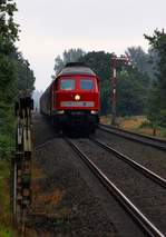 DB 232 589-2 mit dem  Dieselknecht  als Aufpasser konnte am Morgen des 25.07.2015 in Langenhorn am dortigen Bü festgehalten werden.