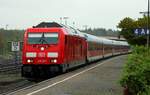 DB 245 027 mit ex SH Express Wagen und NX Steuerwagen als RE6 nach Westerland. Husum 01.05.2018