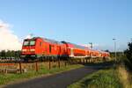 DB 245 005 schiebt den Dosto RE 11081 nach Husum, hier bei der Ausfahrt aus Niebüll, 19.09.2022