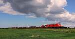 DB 245 025 mit SyltShuttle gen Niebüll und nem  Wolkenband . Bü Niebüll 18.05.2025