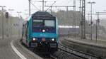 W�hrend eines kurzen aber heftigen Schauers kam DB 245 214-2 mit einem RE 6 aus Hamburg in Itzehoe an.