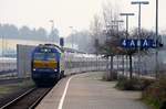 Vossloh/MaK DE 2700-01 oder 251 001-4 hat hier mit einer NOB nach Westerland Einfahrt in den Bahnhof Husum. 02.04.2014
