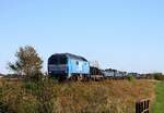RDC DE 2700-07 mit blauem Autozug nach Sylt, Bü Triangel 19.10.2022