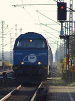 Gegenlicht ohne Ende verhinderte eine bessere Aufnahme....EGP 272 001 mit Düngerzug Einfahrt Jübek 02.11.2021