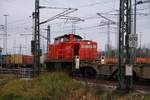 DB 290 522-2 schiebt hier leere Containertragwagen in Richtung Terminal Dradenau, HH-Waltershof 02.11.2013