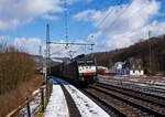 Die an die SBB Cargo International AG vermietete MRCE Dispolok ES 64 F4 - 091 bzw. 189-991 / LZB 189 991-3 (91 80 6189 991-3 D-DISPO, Class 189-VE) fährt am 15.03.2023, mit einem KLV-Zug auf der Siegstrecke (KBS 460) durch Scheuerfeld (Sieg) in Richtung Köln. Während hinten beim Kleinbahnhof der WEBA (Westerwaldbahn) die 218 191-5 (92 80 1218 191-5 D-MZE) der MZE - Manuel Zimmermann Eisenbahndienstleistungen abgestellt ist.

Die SIEMENS EuroSprinter wurde 2004 von SIEMENS in München-Allach unter der Fabriknummer 20739 gebaut.

Die BR 189 (Siemens ES64F4) hat eine Vier-Stromsystem-Ausstattung. Sie ist in allen vier in Europa üblichen Bahnstromsystemen einsetzbar. Diese hier hat die Variante E und besitzt die Zugbeeinflussungssysteme LZB/PZB, ETCS, SCMT, ZUB, INTEGRA und ATB für den Einsatz in Deutschland, Österreich, Schweiz, Italien, Niederlande, Slowenien und Rumänien.

Die Stromabnehmerbestückung ist folgende:
Pos. 1: CH, FR (AC), LU (AC), BE (AC)
Pos. 2: IT, SI, HR (DC)
Pos. 3: NL (DC), CZ (DC), FR (DC), SK, LU (DC)
Pos. 4: DE, AT, NL (AC), DK, CZ (AC), HR (AC), HU, RO