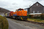 Die KSW 44 (92 80 1271 004-4 D-KSW) eine MaK G 1000 BB der KSW (Kreisbahn Siegen-Wittgenstein), mit einem leeren Coilzug vom Pfannenberg in Neunkirchen-Salchendorf kommend, am 22 März 2024 in Neunkirchen-Struthütten. So erreicht sie gleichdrauf den KSW-Rangierbahnhof in Herdorf, Betriebsstätte FGE -Freien Grunder Eisenbahn.

Die Lok 44 wurde 2003 unter der Fabriknummer 1001462 bei Vossloh gebaut und am 05.01.2004 an die SK - Siegener Kreisbahn GmbH geliefert, welche ab Ende 2004 nun als Kreisbahn Siegen-Wittgenstein (KSW) firmiert.