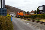Die KSW 44 (92 80 1271 004-4 D-KSW) eine MaK G 1000 BB der KSW (Kreisbahn Siegen-Wittgenstein), mit einem leeren Coilzug vom Pfannenberg in Neunkirchen-Salchendorf kommend, am 22 März 2024 in Neunkirchen-Struthütten. So erreicht sie gleichdrauf den KSW-Rangierbahnhof in Herdorf, Betriebsstätte FGE -Freien Grunder Eisenbahn.

Die Lok 44 wurde 2003 unter der Fabriknummer 1001462 bei Vossloh gebaut und am 05.01.2004 an die SK - Siegener Kreisbahn GmbH geliefert, welche ab Ende 2004 nun als Kreisbahn Siegen-Wittgenstein (KSW) firmiert.