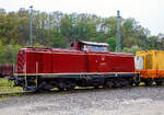 Die 213 335-3 (92 80 1213 335-3 D-NESA), der NeSA Eisenbahn-Betriebsgesellschaft Neckar-Schwarzwald-Alb mbH (Rottweil), ex DB V 100 2335, ist am 29.04.2022, mit der SPENO Schienenschleifeinheit RR 16 MS-6 (99 84 9127 001-8 NL- SPENO) und dem zugehörigen Schutzwagen 31 85 3936 163-0 CH-WASCO, der Gattung Res, beladen mit Werkstatt- und Aufenthaltscontainern, in Betzdorf (Sieg) abgestellt.

Die Steilstrecken V 100.20 wurde 1966 von Maschinenbau Kiel GmbH (MaK) unter der Fabriknummer 1000382 gebaut und als V 100 2335 an die Deutsche Bundesbahn geliefert, zum 01.01.1968 erfolgte dann die Umzeichnung in DB 213 335-3 und als diese fuhr sie bis zur Ausmusterung 1999. Bereits 2000 ging sie an die NeSA.

Die Baureihe V100.20 (spätere 212) ist die leistungsstärkere Variante der V 100. Sie war im Gegensatz zur im Nebenbahndienst eingesetzten V 100.10 auch für den Haupt- und Steilstreckendienst vorgesehen. Bis 1966 wurden insgesamt 381 Exemplare in Dienst gestellt. Um auch auf den damals noch vorhandenen Steilstrecken die Dampfloks ganz ersetzen zu können, benötigte die DB eine Reihe von Lokomotiven, die den speziellen Betriebsvorschriften für Strecken mit mehr als 40 ‰ Gefälle genügten. Hauptforderung war ein unabhängiges zweites Bremssystem, das in diesem Falle durch eine hydrodynamische Bremse realisiert wurde. Das dafür benutzte Getriebe ist dann auch der Hauptunterschied zur V100.20. Ebenfalls geändert wurde die Kühlanlage, um die beim Bremsen entstehende Wärme abführen zu können. Der Hilfsdiesel musste Platzgründen wegfallen. Zehn Lokomotiven, aus der letzten Serie von 150 Maschinen, wurden so gebaut.

Trotz der Unterschiede zur V100.20 wurden die Steilstreckenloks zunächst gemeinsam mit diesen eingenummert. Erst als 1968 die Baureihenbezeichnung in 212 geändert wurde, erhielten die zehn Steilstreckenloks die neue Baureihenbezeichnung 213. Die Ordnungsnummern wurden jedoch beibehalten, wodurch die Verwandtschaft noch heute deutlich wird.

TECHNISCHE DATEN:
Spurweite 1.435 mm
Achsfolge B´B´
Länge über Puffer: 12.300 mm
Drehzapfenabstand: 6.000 mm
Achsabstand im Drehgestell: 2.200 mm
Treibraddurchmesser:  950 mm (neu)
größte Breite: 3.115 mm
größte Höhe über Schienenoberkante: 4.275 mm
kleinster befahrbarer Gleisbogen: 100 m
Dienstgewicht: 64 t
Dieselmotor: V-12-Zylinder 4-Takt Dieselmotor mit Vorkammereinspritzung, Typ MTU 12V652 TA/TZ10
Motorleistung: 1.350 PS (994 kW)
Motordrehzahl: 1.500 U/min
Anfahrzugkraft: 177 kN
Getriebe: Voith L620brs
Höchstgeschwindigkeit: 100 km/h (Streckengang) / 65 km/h (Rangiergang) 
Kraftstoffvorrat: 2.270 l