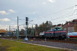 Die 212 055-8 (92 80 1212 055-8 D-JH) der JH - Joseph Hubert Bauunternehmung GmbH & Co. KG (Nürnberg) fährt am 11.01.2023 mit einem Langschienen Zug durch Betzdorf (Sieg) in Richtung Köln. Der Zug bestand aus Drehgestell-Flachwagen, mit Seiten-, Stirnwandklappen und Rungen, der Gattung Res 687, beladen mit Langschienen.

Die V 100.20 wurde 1963 von MaK in Kiel unter der Fabriknummer 1000191gebaut und als DB V 100 2055 an die Deutsche Bundesbahn geliefert. Zum 01.01.1968 erfolgte die Umzeichnung in DB 212 055-8, im Februar 2006 erfolgte die Ausmusterung bei der Railion Deutschland AG (heute wieder DB Cargo) und sie ging nach Ungarn an die LCH - Logistic Center Hungaria Kft. In Győr. Im Jahr 2012 ging sie zurück nach Deutschland an die ALS - ALSTOM Lokomotiven Service GmbH in Stendal, 2015 an Redler-Service und seit 2019 ist sie nun bei der Joseph Hubert Bauunternehmung.