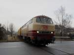 Die 217 002 am 06.02.2009 mit einem Speno Schienenschleifzug bei der Ausfahrt aus Pfarrkirchen.