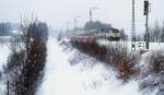 Im Februar 1983 durchfahren zwei 218 mit einem Schnellzug aus der Schweiz bei heftigen Schneetreiben den Bahnhof Röthenbach, im Vordergrund die Trasse der ehemaligen Nebenbahn Röthenbach -