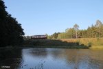 217 002 zieht einen leeren Autotransportzug BLG nach Cheb bei Oberteich.