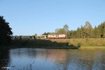 217 002 zieht einen leeren Autotransportzug BLG nach Cheb bei Oberteich.