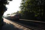 Gegenlicht pur am Bahnsteig in Poing herrschte am 02.10.14, als 218 466-1 ihre RB nach München Hbf schob.