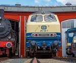   In ozeanblau/beige die 218 128-7 am 05.04.2015 im Südwestfälische Eisenbahnmuseum in Siegen.