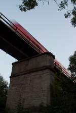 Mächtig wirkt die Eisenbahnbrücke, die den Bach  Schwillach  und eine Straße in Unterschwillach in ziemlich großer Höhe überquert.