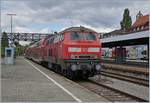 Die DB V 218 417-4 verlässt mit einem IRE Lindau Hbf Richtung Laupheim West (-SEV-ULM).