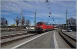 Die beiden DB 218 426-5 und 421-6 erreichen mit ihrem EC 196 von München nach Zürich den Bahnhof Lindau, wo der EC 196 von einer SBB Re 4/4 II (Re 421) übernommen wird.