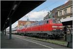 Die beiden DB V 218 421-6 und 218 423-6 sind mit dem EC von München nach Zürich in Lindau Hbf eingetroffen., wo nach dem Fahrtrichtungswechsel eine SBB Re421 den Zug zur  Weiterfahrt