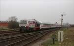 218 497 vom AW Cottbus mit IC kurz vor der Endhaltestelle Westerland am 15.11.21 in Tinnum