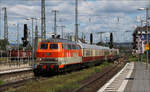 �berraschung beim Warten auf IC2013. 218 137 mit ein paar  schicken Wagen  und 111 001 am Zugschluss am 13.06.26 in Koblenz Hbf.