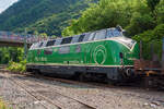 Die V 200 053 Lok D 9 der Brohltal-Schmalspureisenbahn Betriebs-GmbH (92 80 1220 053-3 D-BEG) abgestellt auf dem Umladebahnhof am 04.07.2012 in Brohl.

Die V 200.0 wurde 1957 von Krauss-Maffei unter der Fabriknummer 18297 gebaut und als V 200 053 an die Deutsche Bundesbahn ausgeliefert, 1968 erfolgte die Umzeichnung in DB 220 053-3 und 1983 die Ausmusterung bei der DB. Im Jahr 1986 wurde sie an die SBB verkauft, die sie durch die Regentalbahn AG aufarbeiten lies und 1988 als Am 4/4 18466 in Dienst stellte, bis sie dort wieder 1996 ausgemustert wurde. 

Die Lok konnte Stefan mal  zu ihrer SBB Zeit 1990 ablichten, siehe:
http://igschieneschweiz.startbilder.de/bild/schweiz~bahnhoefe~lausanne/378490/in-lausanne-zeigt-sich-die-am.html

Dann 1997 ging sie an die GES - Gesellschaft zur Erhaltung von Schienenfahrzeugen Stuttgart e. V. und 1999 an EVB - Eisenbahnen und Verkehrsbetriebe Elbe-Weser GmbH, wo sie erst als Lok 288 und später als 417.01 bezeichnet wurde. Nach einem  Getriebeschaden wurde sie 2003 	von der EVB abgestellt. Im Januar 2007 kaufte die V 220 053 dann an die Brohltal-Eisenbahn setzte die Lok wieder instand und bezeichnete sie als Lok D 9. Nach Rissen an einem Drehturm am Rahmen wurde die V 200 im Jahr 2014 abgestellt und 2015 an die DP - Deutsche Privatbahn GmbH in Altenbeken verkauft. Ende des Jahres 2015 erhielt die Lok eine Neulackierung im klassischen purpur-rot der DB. Sie ist eine rollfähige und vollständig erhaltene Museumslokomotive in gutem Zustand.

Die DB-Baureihe V 200.0 war eine der ersten Diesel-Streckenlokomotiven der Deutschen Bundesbahn. Die V 200 beförderte hochwertige Schnellzüge auf allen wichtigen Hauptstrecken. Durch die fortschreitende Elektrifizierung wurden die Maschinen jedoch aus diesen Diensten nach und nach verdrängt. Im Betrieb wurden die V 200.0 durch steigende Zuglasten öfter überfordert, so dass es zu Schäden kam. Die Deutsche Bundesbahn stellte daher ab 1962 die stärkere Baureihe V 200.1 (später Baureihe 221) in Dienst.
Die V 200 hatte zwei schnelllaufende V12-Dieselmotoren mit hydraulischer Kraftübertragung. Beide Antriebsgruppen waren unabhängig voneinander. Jeder Motor trieb dabei über einen Drehmomentwandler eines der beiden Drehgestelle an. Die Höchstgeschwindigkeit betrug 140 km/h. Es kamen zwei Motorentypen von Maybach-Motorenbau (Maybach MD 650) und Mercedes-Benz (MB 12 V 493 TZ) sowie zwei Getriebetypen von Maybach und Voith zum Einsatz. Motoren und Getriebe waren so konstruiert, dass sie freizügig zwischen der V 200, der V 100.10, der V 80 sowie den Dieseltriebwagen-Baureihen VT 08, VT 11 und VT 12 getauscht werden konnten.

Die Schaltpunkte der beiden Getriebe sind leicht zueinander versetzt, um beim Gangwechsel zu starke Rucke im Zug zu vermeiden. Während das Maybach-Mekydro-Getriebe K 104 über nur einen Drehmomentwandler und vier mechanische Gänge verfügte, wurde der Gangwechsel im Dreigang-Getriebe Voith L306 durch Umschaltung zwischen drei unterschiedlich dimensionierten Drehmomentwandlern realisiert.

Die Getriebe sind unter den Führerständen montiert. Die Anlasslichtmaschinen befinden sich unmittelbar über den Pufferbohlen. Sie sind über einen Durchtrieb des Getriebes mit dem Dieselmotor verbunden. Die Lokomotiven verfügen zwischen den beiden Führerständen über nur einen Maschinenraum-Seitengang. Auf der gegenüberliegenden Seite sind einige Hilfsbetriebe untergebracht. Unmittelbar hinter den Führerständen sind die Motoren angeordnet. Der Dampfkessel für die Zugheizung befindet sich in Lokmitte. Zum Ausbau der Großgeräte verfügt das Dach über abnehmbare Hauben.

Der Heizkessel dient der Vorwärmung der Maschinenanlage und der Versorgung des Wagenzuges mit Heizdampf.

Als Führerbremsventil ist bei den Serienloks ein D2-Selbstregler eingebaut, bei der Vorserie ein Knorr Nr. 10. Die indirekte Druckluftbremse entspricht der mehrlösigen Bauart Westinghouse.

Die Lokomotiven besaßen die „Vielfachsteuerung Bauart 1949“ und waren damit wendezug- und mehrfachtraktionsfähig. Technisch konnten damit bis zu drei Lokomotiven gemeinsam gesteuert werden. An Sicherheitseinrichtungen waren von Anfang an Indusi I 54 und eine Zeit-Weg-Sifa vorhanden. Ebenfalls der Sicherheit dienten eine Brandmeldeanlage und die Möglichkeit, das Kesselspeisewasser zum Feuerlöschen einzusetzen.

TECHNISCHE DATEN (Serie):
Gebaute Stückzahl: 86 (davon 5 Vorserien Loks)
Spurweite: 1.435 mm
Achsformel: B’B’
Länge über Puffer: 18.530 mm
Drehzapfenabstand: 11.500 mm
Achsabstand im Drehgestell: 3.200 mm
Dienstgewicht: ca. 80 t
Höchstgeschwindigkeit: 140 km/h
Leistung: 1.768 kW (2x 884 kW / 2x 1200 PS)
Anfahrzugkraft: 235 kN
Dauerzugkraft: 177 kN
Motorbauart: 2 × V12-Zylinder-Diesel
Motor-Nenndrehzahl: 1.500 U/min
Leistungsübertragung: hydraulisch
