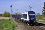 Mit einem Holzzug am Haken brummt die 223 152 am 28.04.2015 durch Sildemow in Richtung Schwerin.