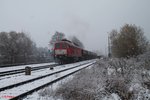 Im Schneegestöber macht sich 232 201-4 in Pechbrunn an die Arbeit um den Schotterzug 62720 nach Nürnberg zu befüllen und zusammen zu rangieren.