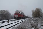 Im Schneegestöber macht sich 232 201-4 in Pechbrunn an die Arbeit um den Schotterzug 62720 nach Nürnberg zu befüllen und zusammen zu rangieren.