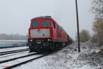 Im Schneegestöber macht sich 232 201-4 in Pechbrunn an die Arbeit um den Schotterzug 62720 nach Nürnberg zu befüllen und zusammen zu rangieren.