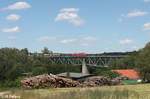 Mit einem Militärzug am Haken überquert 233 176 das Viadukt bei Unterthölau in Richtung Weiden.