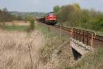 Zwischen Gerstungen und Berka/Werra hatte 233 478-7 am 21.04.11 einen langen Leerzug am Haken.