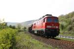 233 478-7 erklimmt am 21.04.11 die Steigung von Heringen/Werra hinaus nach Widdershausen mit einem Kalizug.