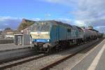 Leider mit Gegenlicht durchfahrt am 21 September 2025 RDC 2700-02 mit ein Kesselwagenzug NIebll.