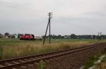 Ziemlich übermotorisiert war am 17.08.15 eine Übergabe aus Niesky in Richtung Görlitz am Abzweig Mückenhain mit 265 014-1 unterwegs.