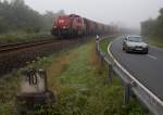 Der morgendliche Nebel am 21.08.15 war zäh, während 265 012-5 einen beladenen Kalizug von Heringen (Werra) nach Gerstungen befördert; hier zwischen Heringen (Werra) und Widdershausen.