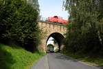 Wegen eines ehemaligen zweiten Gleises und dessen Verlaufes wurden über einer Straße in Dankmarshausen zwei Eisenbahnbrücken hintereinander errichtet.