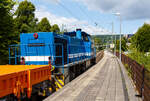 Die SPITZKE G 1206-SR-01 / 275 846-4 (92 80 1275 846-4 D-SLG) der SPITZKE SE (Großbeeren), ex XR 01 der SPITZKE RIEBEL GLEISLOGISTIK, ex V 200 001 der Xaver Riebel Gleisbau, fährt am 17 Juli 2025, mit einem Flachwagen-Güterzug (vierachsige Flachwagen mit Stahlfußboden, Seiten- und Stirnwänden der Gattung Res), durch Kirchen (Sieg) in Richtung Siegen.

Die MaK G 1206 wurde 2003 von Vossloh unter der Fabriknummer 1001382 gebaut und an die Xaver Riebel Gleisbau als V 200 001 geliefert.
Lebenslauf
18.03.2003 Auslieferung an Xaver Riebel Gleisbau GmbH & Co. KG, Buchloe  V 200 001  
09.12.2008 SRG - SPITZKE RIEBEL GLEISLOGISTIK GmbH, Buchloe  XR 01  (NVR-Nummer: 92 80 1275 846-4 D-XR)
Ab 01.07.2015 SPITZKE SE, Großbeeren  XR 01 (92 80 1275 846-4 D-SLG), später Umzeichnung in  G 1206-SR-01   

Die MaK G 1206 ist im schweren Rangier- und Streckendienst einsetzbar. Sie wurde 1997 zum ersten Mal gebaut und ist nach Deutschland, Österreich, der Schweiz, Luxemburg, Italien, Spanien, den Niederlanden und nach Frankreich verkauft worden. Allein 23 Lokomotiven fahren als BB 61000 bei der SNCF, davon sechs mit MTU-Motor (Die G 1206 gibt es wahlweise mit Caterpillar- oder MTU-Motor). Eine Weiterentwicklung der MaK 1206 ist die Vossloh G 1700 BB. 

Im Zuge der fortschreitenden Liberalisierung des Schienenverkehrs in Deutschland zeichnete sich Ende der 1990er Jahre ein zunehmender Bedarf an streckentauglichen Diesellokomotiven. Bei zahlreichen Bahnen bestanden damals Überlegungen, Verkehrsleistungen über das eigene Netz hinaus auf Gleisen der DB AG eigenständig zu erbringen, was in den folgenden Jahren auch vielfältig realisiert wurde.

Mit der G 1206 stand zwar im Prinzip schon eine für diese Einsätze geeignete Maschine zur Verfügung, jedoch gab es an der Maschine noch Verbesserungspotential, das nun genutzt wurde. Inzwischen standen in der benötigten Leistungsklasse neu entwickelten Motoren zur Verfügung, die mit 12 statt 16 Zylindern auskommen. Statt des in den Lokomotiven für die Dortmunder Eisenbahn verwendeten neuen MTU-Motors entschied man sich für die kommende Serienproduktion aber für einen technisch ähnlichen Motor von Caterpillar, den 3512B. Im Zuge der Anpassung der Lok an diesen Motor erhielt sie geringfügig breitere Motor- und höhere Getriebehauben, wodurch sich diese Loks schon äußerlich von ihren Vorgängern unterscheiden.

Ebenfalls überarbeitet wurde das Fahrwerk. Hier kamen weiterentwickelte Drehgestelle mit Lenkerführung für eine Höchstgeschwindigkeit von 100 km/h zum Einsatz. Die Radsätze werden bei diesen Drehgestellen nicht mehr von einer Gleitplattenführung sondern von verschleißfreien Lenkern geführt. Damit konnte nicht nur das Laufverhalten verbessert und damit die Höchstgeschwindigkeit gesteigert, sondern auch die Führung von Drehgestell und Radsatz weitgehend verschleißfrei ausgeführt werden. Für den Antrieb wurden nicht mehr die Radsatzgetriebe aus eigener Fertigung verwendet, sondern welche von ZF mit einer für die Höchstgeschwindigkeit besser geeigneten Übersetzung.

TECHNISCHE DATEN der G 1206:
Spurweite: 1.435 mm (Normalspur)
Antriebart: dieselhydraulisch
Achsfolge: B'B' 
Länge über Puffer: 14.700 mm
Drehzapfenabstand: 7.200 mm
Achsabstand im Drehgestell: 2.400 mm
größte Breite: 3.080 mm
Höhe über Schienenoberkante: 4.220 mm
Raddurchmesser neu: 1.000 mm
Motor: Caterpillar 12 Zylinder 4-Takt Dieselmotor mit Abgasturbolader und Ladeluftkühlung vom Typ 3512B DI TA-SC
Leistung: 1.500 kW bei1.800 U/min
Strömungsgetriebe: Voith L 5r4 zU2
Anfahrzugkraft: 267 kN
Höchstgeschwindigkeit: 100 km/h
max. Schleppgeschwindigkeit: 80 km/h
kleinste Dauerfahrgeschwindigkeit: 10 km/h
kleinster befahrbarer Gleisbogen:	60 m
Dienstgewicht: 87,3 t
mittlere Achslast: 21,8 t
Kraftstoffvorrat: 3.150 l

