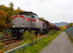 Die 277 809-0  Elmi“ (92 80 1277 809-0 D-KAF), eine Vossloh MaK G 1700 BB der KAF - Falkenhahn Bau AG (Kreuztal), steht am 12 Oktober 2025 mit einem Schotterzug im Bahnhof Herdorf. Mit dem Zug werden später die neuen Weichen 25 und 26 eingeschottert. 

Die Vossloh MaK G 1700 BB wurde 2001 von Vossloh in Kiel 2001 unter der Fabriknummer 1001113 gebaut und an die NE - Neusser Eisenbahn geliefert. Nach dem Zusammenschluss der HGK und der NE zur RheinCargo GmbH & Co. KG, fuhr sie noch als RHC 277 809-0. Anfang 2014 ging sie an die Vossloh Locomotives GmbH (92 80 1277 809-0 D-VL) und war 1 ½ Jahre als Mietlok unterwegs, bis sie im Juni 2015 an die Michael Bugdoll Bau- und Sicherungsarbeiten e. K in Dorsten ging, als diese konnte ich sie auch mal ablichten. Seit 01.01.2021 ist die Lok nun bei der KAF - Falkenhahn Bau AG (Kreuztal), hier hat sie aber ihren Namen  Elmi“ behalten. 

TECHNISCHE DATEN:
Baujahr: 2001 - 2003
gebaute Stückzahl: 6
Spurweite: 1.435 mm (Normalspur)
Achsfolge: B´B´
Länge über Puffer: 14.700 mm
Drehzapfenabstand: 7.400 mm
Achsabstand im Drehgestell: 2.400 mm
größte Breite: 3.080 mm
größte Höhe über Schienenoberkante: 4.220 mm
Raddurchmesser: 1.000 mm (neu)
kleinster befahrbarer Gleisbogen: 60 m
Dienstgewicht 87,3 t
Kraftstoffvorrat 3.500 l
Motor: MTU-12-Zylinder-Dieselmotor, vom Typ 12V 4000 R20
Leistung: 1.500 kW bei 1800 U/min
Getriebe: Voith L 5r4 zU2
Anfahrzugkraft: 249 kN
Höchstgeschwindigkeit: 100 km/h

Die Vossloh Lokomotive MaK G 1700 BB ist eine dieselhydraulische Lokomotive. Bei der Überarbeitung der Typenpalette nach der Übernahme der MaK durch Vossloh 1998 wurde im 4. Typenprogramm unter der Bezeichnung G 1700 BB der Bau einer vierachsigen Streckenlokomotive mit Mittelführerhaus vorgesehen. Tatsächlich handelte sich zunächst um eine Weiterentwicklung der G 1206. Die Maschine wurde in einigen Details an die Lokomotiven des 4. Typenprogramms angepasst. Dies betraf in erster Linie den Rahmen, der so geändert wurde, dass die neuen Standarddrehgestelle verwendet werden konnten. Dabei wurden die Rahmenenden so umgestaltet, dass die Lokomotiven die im 4. Typenprogramm üblichen Komfortaufstiege erhielten. Ebenfalls geändert wurde der Dieselmotor. Zum Einsatz kam der schon bei den G 1206 für die Dortmunder Eisenbahn verwendete MTU 12V 4000 R20 mit einer unveränderten Leistung von 1.500 kW bei 1.800 U/min. Die übrigen Komponenten der G 1700 BB blieben gegenüber der G 1206 weitgehend unverändert.

Der Dieselmotor ist ein wassergekühlter MTU 90°-V12-Zylinder-Viertakt-Dieselmotor mit Common-Rail-Einspritzung, OHV-Ventilsteuerung, Registeraufladung mit Ladeluftkühlung. Der Hubraum beträgt 57.199 cm³ (57,2 Liter), die Zylinder haben eine Bohrung von Ø 170 mm × 210 mm Hub. Die Motorabmessungen (LxBxH) sind 2.670 x 1.696 x 2.001 mm, das Gewicht (trocken) beträgt 7.700 kg.

Die ersten beiden Lokomotiven dieses Typs (die KSW Lok 42 und diese hier) wurden im Jahr 2001 ausgeliefert. Ende 2002 bis Anfang 2003 folgten weitere vier Lokomotiven aus Vorratsbauten. Nach diesen sechs Lokomotiven wurde der Bau der G 1700 BB zugunsten der technisch sehr ähnlichen und bereits weiter verbreiteten G 1206 wieder eingestellt.

So ist der Nachfolger die G 1700-2 BB keine Weiteentwicklung der G 1700 BB, sondern um eine komplette Neuentwicklung. 
