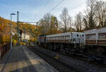 Die 277 809-0  Elmi“ (92 80 1277 809-0 D-KAF), eine Vossloh MaK G 1700 BB der KAF - Falkenhahn Bau AG (Kreuztal), fährt am 04 November 2025 mit einem langen Schotterzug durch Kirchen/Sieg