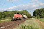 294 757-0 mit einer kleinen Kesselwagen Übergabe bei der Stromkreistrennstelle bei Bischofsheim.