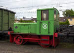 Die DEUTZ 56422 eine Deutz vom Typ A4L 514 R vom Eisenbahn- und Heimatmuseum Erkrath-Hochdahl e.V. am 26 Mai 2024 beim Lokschuppen Hochdahl.

Die Lok wurde 1956 von der Klöckner-Humboldt-Deutz AG in Köln unter der Fabriknummer 56422 gebaut und an Firma RöRo - Röhren- und Roheisen-Großhandel GmbH in Düsseldorf-Lierenfeld geliefert. Die Firma wurde mehrmals umbenannt, Eisenhandelsgesellschaft Richard Auffermann KG, Heinrich August Schulte Eisen AG, Thyssen Röhrenhandel GmbH und zuletzt in Thyssen Stückblechkontor GmbH, aber die Lok blieb jeweils dort. 	Im Jahr 2000 ging sie dann ans EHEH - Eisenbahn- und Heimatmuseum Erkrath-Hochdahl e. V..

Die Deutz A4L 514 R, für den leichten Rangierdienst vorgesehene Lokomotive, war der Nachfolger der erfolgreichen Vorkriegstype OMZ 122 R. Die Type ist eine der kleinsten nach dem Zweiten Weltkrieg von KHD gebauten Lokomotiven. Ein luftgekühlter Deutz  4-Zylinder-4Takt-Dieselmotor vom Typ A4L 514 mit 55 PS Leistung treibt über ein mechanisches Vier-Gang-Getriebe die Hinterachse an. Über Stangen wird die Kraft dann auch auf die vordere Achse übertragen. So kommen die Loks mit einem Dienstgewicht von 14 Tonnen auf die größte zulässige Geschwindigkeit von 15 Km/h. Die Lokomotive wurde in großer Stückzahl in unterschiedlichen Spurweiten gebaut und fand weltweite Verbreitung. Einfacher Aufbau und Robustheit bescherten den Lokomotiven oftmals einen sehr langen Einsatzzeitraum. Auch heute sind diese Loks zum Teil noch im Einsatz anzutreffen. Als KS 55 B fand die Konstruktion unverändert Eingang in das Typenprogramm 1959.

Für die Typenbezeichnung der Loks wurde die Motorbezeichnung herangezogen, der bei KHD A4L 514 R bedeutete A = Fahrzeugmotor (Viertakt), 4 = Zylinderzahl, L = luftgekühlt, 5 = fünfte Ausführung des Motors, 14 = Kolbenhub des Motors in cm, R = regelspurige Rangierlok.

TECHNISCHE DATEN:
Baujahre: 1950 - 1960
gebaute Stückzahl: 175
Spurweite: 1.435 mm
Achsfolge: B-dm
Länge über Puffer: 5.730 mm
Achsstand: 2.500 mm
Raddurchmesser  850 mm (neu)
Breite: 2.538 mm
Höhe über SOK: 3.017 mm
Dienstgewicht:14 t
Achslast: 7 t
Höchstgeschwindigkeit:  15 km/h
Motorbauart: luftgekühlter 4-Zylinder / 4-Takt / Reihendieselmotor
Dieselmotortyp: Deutz A4L 514
Motorhubraum: 5,3 l 
Motorleistung: 55 PS (40,5 kW)
Nenndrehzahl: 1.500 U/min
Getriebe: mechanisches Deutz Vierganggetriebe
Anfahrzugkraft:  3.460 kg / 34,6 kN
