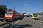 Die DB 146 214-2 wartet in Radolfzell mit ihrem RE nach Karlsruhe auf den Anschluss des VT 622 463 von Friedrichshafen.