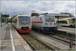 Eine erstaunlich bunte Bahnvielfalt in Radolfzell: Etwas im Hintergrund wartet der SEWG 622 965 als RB31 auf die Abfahrt nach Friedrichshafen Stadt, in der Mitte stehet die DB 147 571-4 mit ihrem