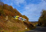Der VT 280 (95 80 0648 020-5 D-HEB / 95 80 0648 520-4 D-HEB) ein Alstom Coradia LINT 41 der HLB (Hessische Landesbahn) fährt am 04 November 2025 bei Herdorf-Sassenroth, als RB 96  Hellertalbahn 