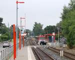 Der Sonntag begann mit einer kurzen Pause in Quickborn bei Hamburg und es entstand die Aufnahme der AKN(VT 42 und 52) nach Neumünster im Haltepunkt Tanneneck(mit schiefem Mast). 14.07.2013