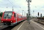 Aus dem Jahre 2012 stammt die Aufnahme des 0611 047/547 der hier auf dem Weg nach  Nicht Einsteigen  Einfahrt in den Bahnhof von Singen(Htw)hat.